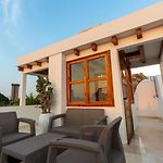 Casa Bali Castillo View Private Pool & Rooftop, Near Historic Center