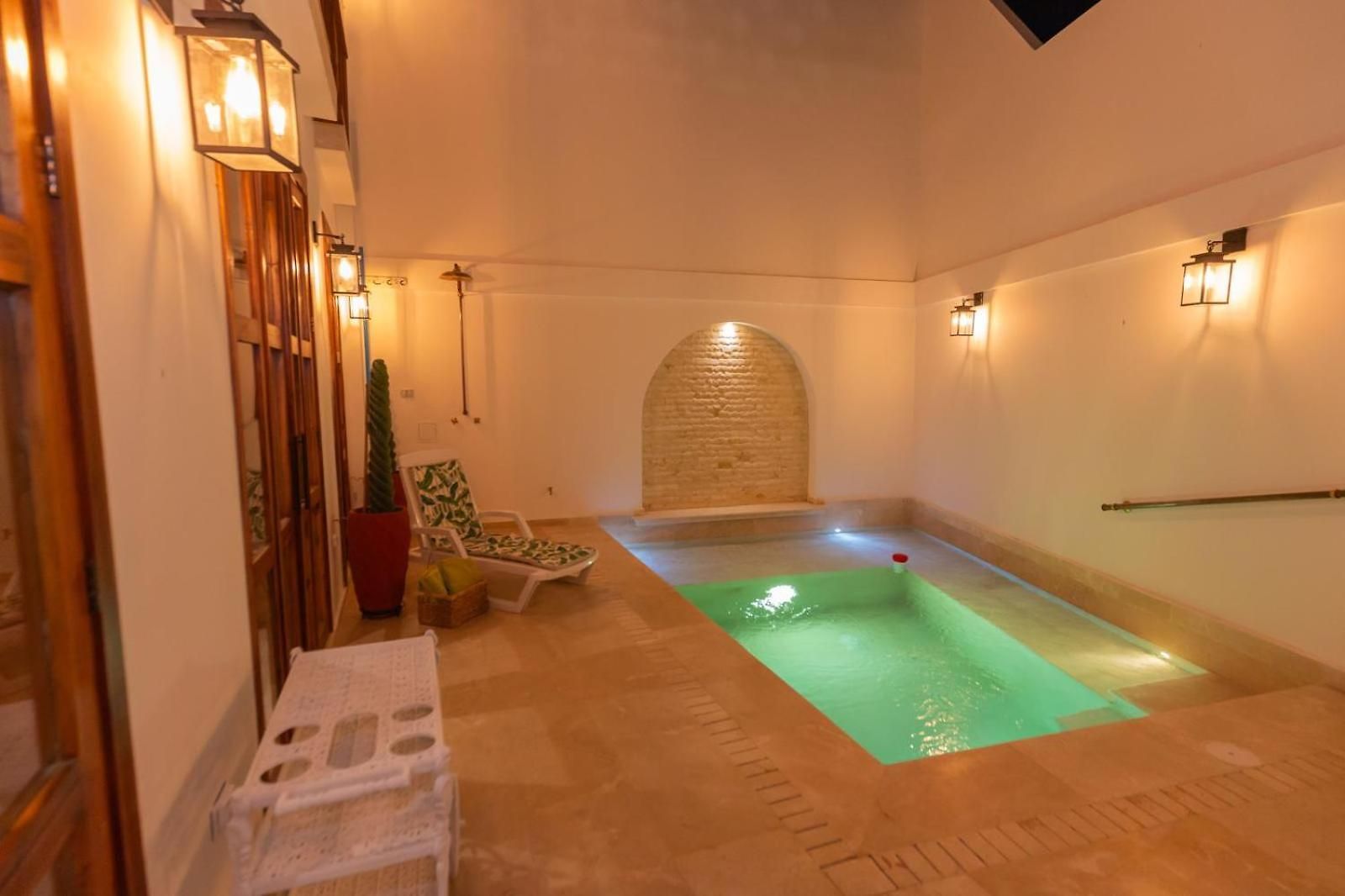 Casa Bali Castillo View Private Pool & Rooftop, Near Historic Center *
