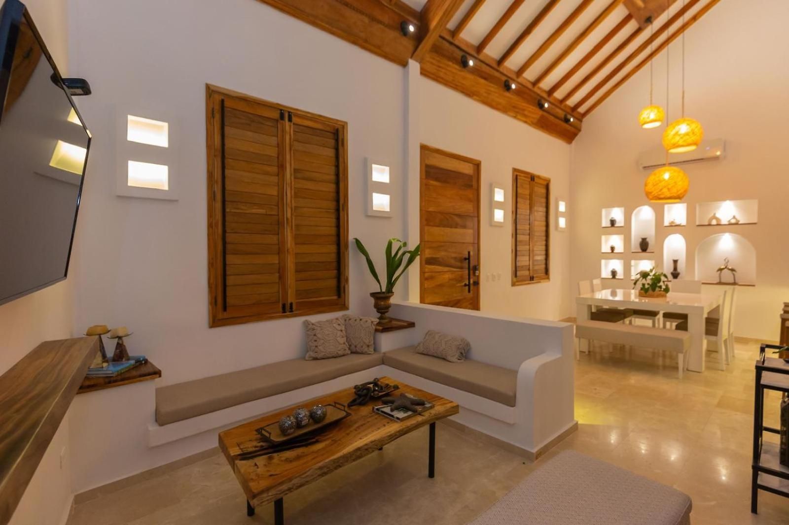 Casa Bali Castillo View Private Pool & Rooftop, Near Historic Center