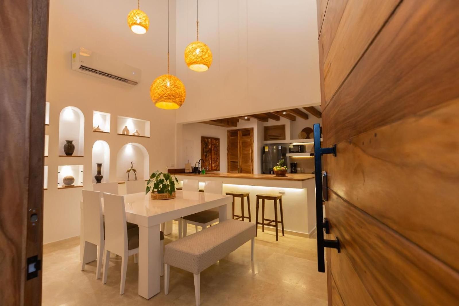 Casa Bali Castillo View Private Pool & Rooftop, Near Historic Center *
