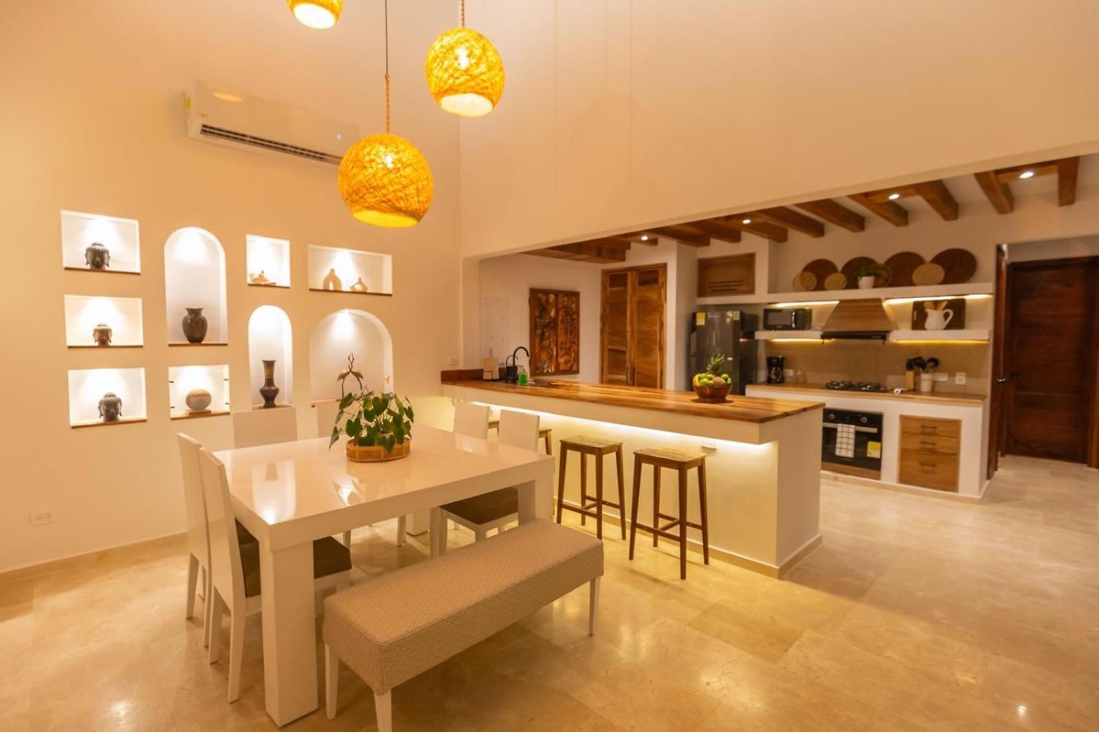 Casa Bali Castillo View Private Pool & Rooftop, Near Historic Center *