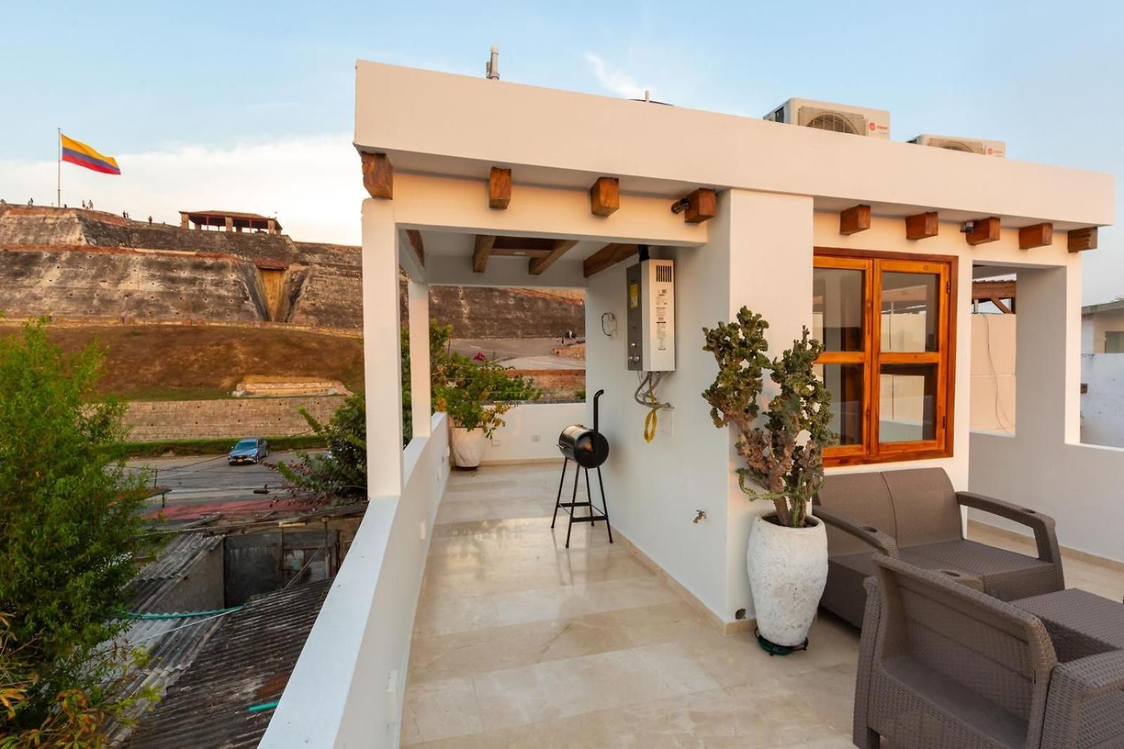 Casa Bali Castillo View Private Pool & Rooftop, Near Historic Center Holiday home