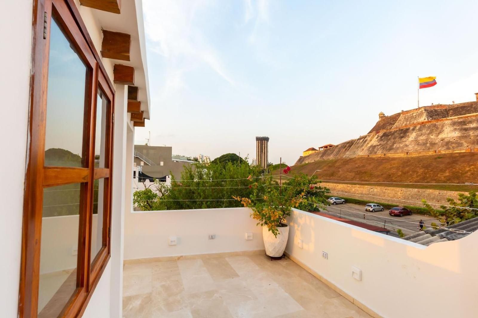 Casa Bali Castillo View Private Pool & Rooftop, Near Historic Center Cartagena