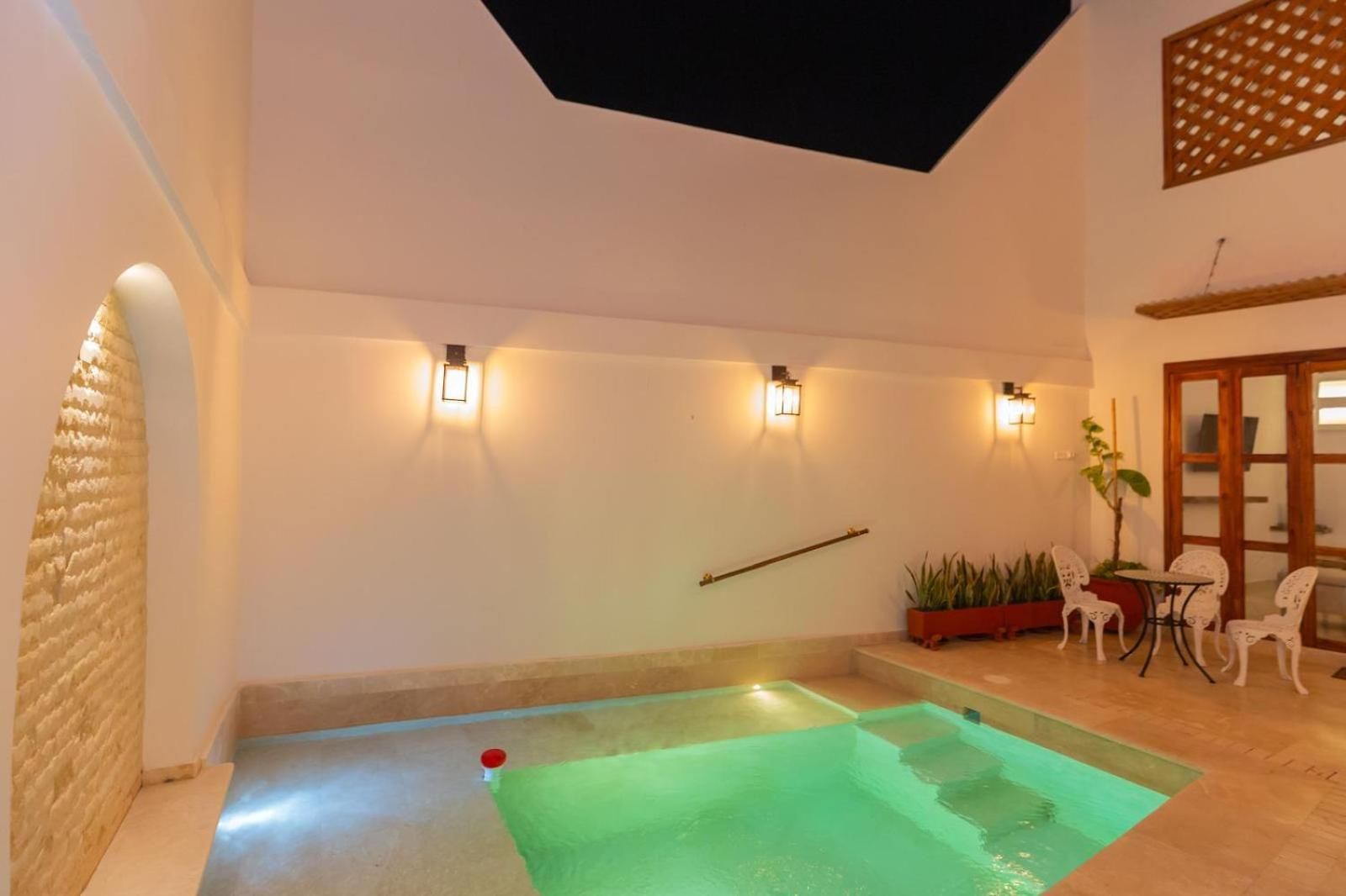 Casa Bali Castillo View Private Pool & Rooftop, Near Historic Center Cartagena