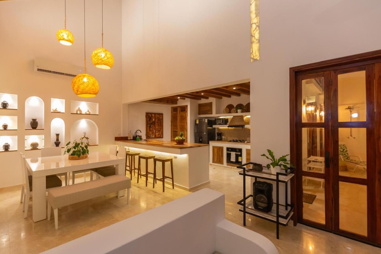 Casa Bali Castillo View Private Pool & Rooftop, Near Historic Center Cartagena