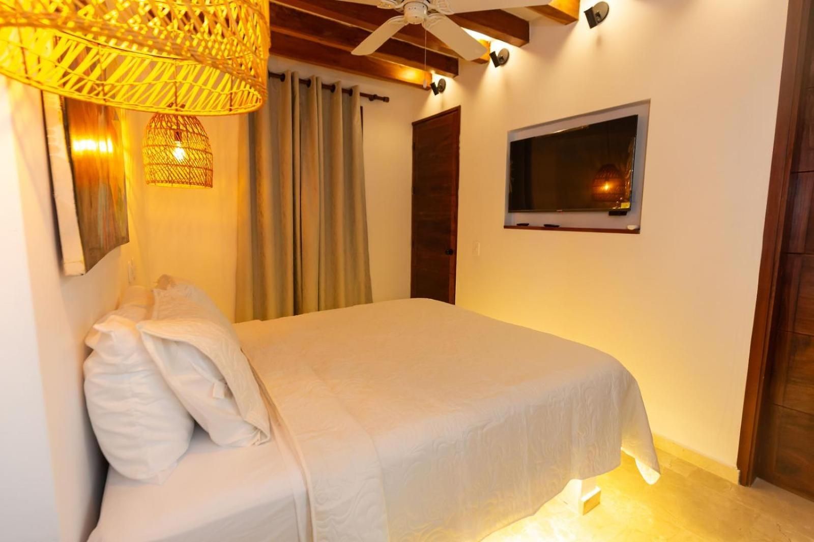 Casa Bali Castillo View Private Pool & Rooftop, Near Historic Center Cartagena