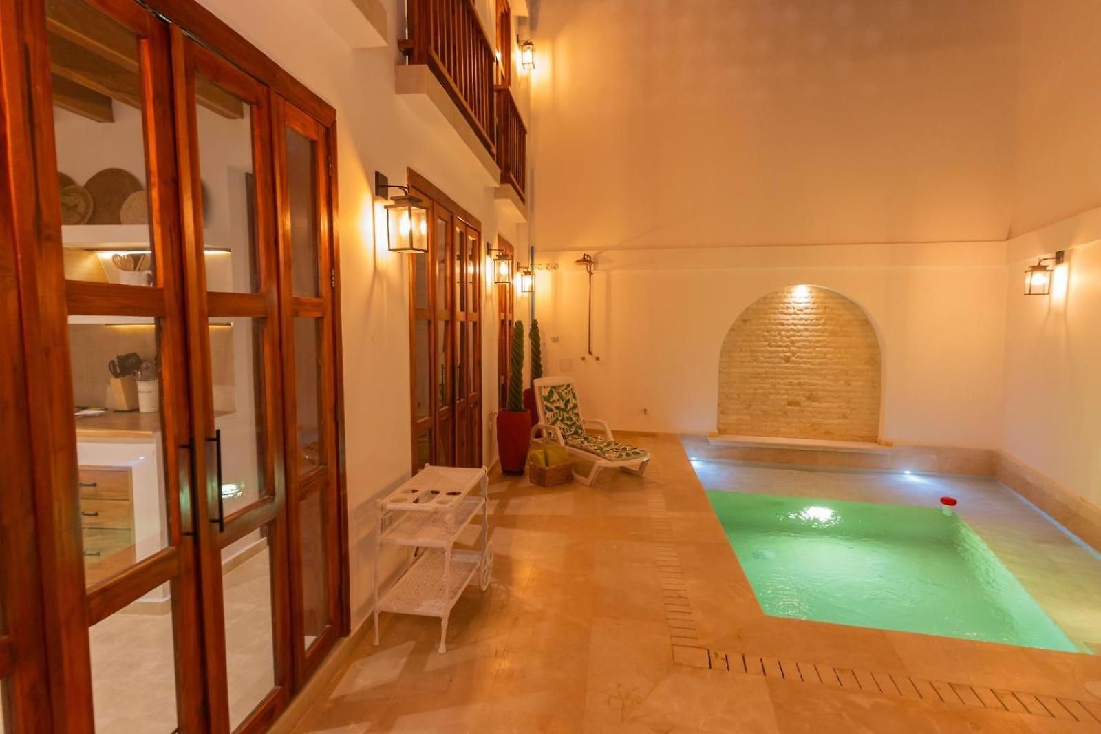 Casa Bali Castillo View Private Pool & Rooftop, Near Historic Center
