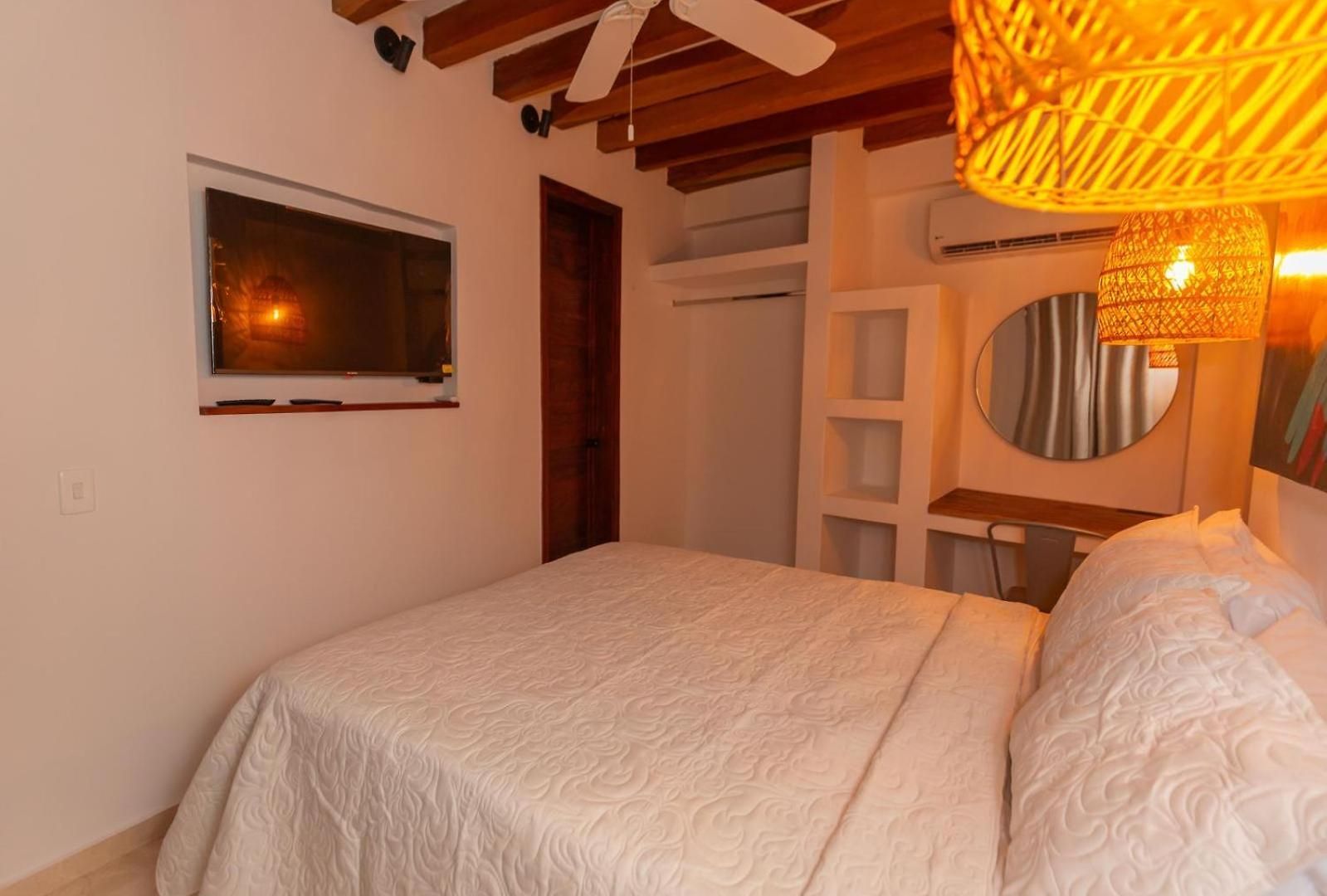 Casa Bali Castillo View Private Pool & Rooftop, Near Historic Center *