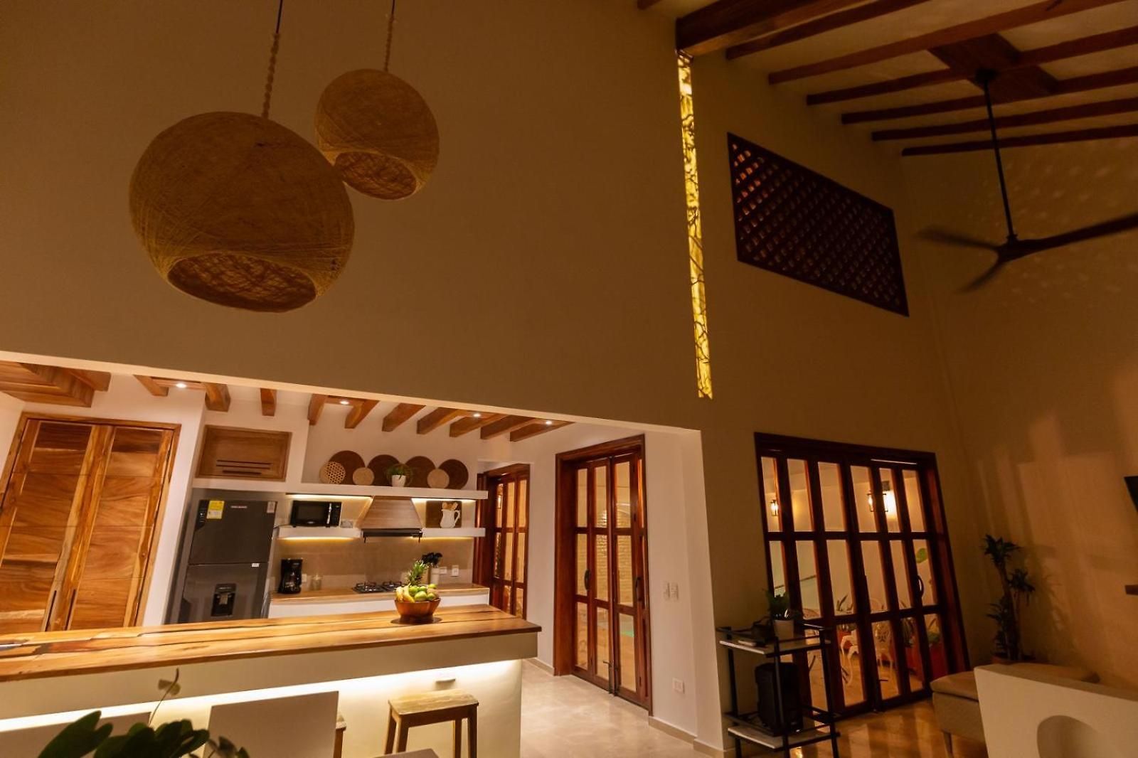Casa Bali Castillo View Private Pool & Rooftop, Near Historic Center *