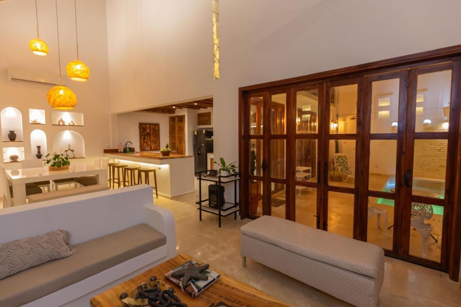 Casa Bali Castillo View Private Pool & Rooftop, Near Historic Center