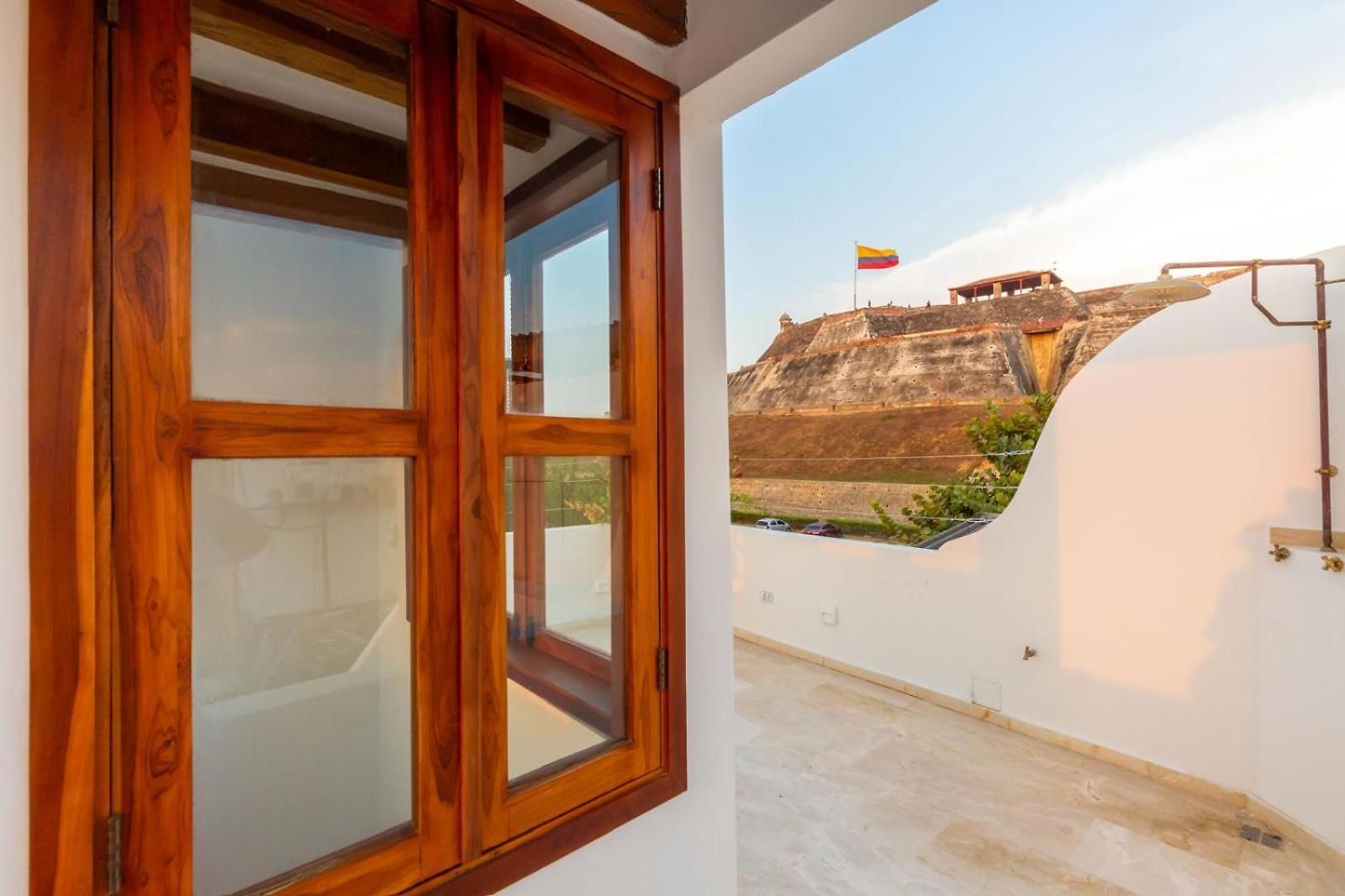 Casa Bali Castillo View Private Pool & Rooftop, Near Historic Center Cartagena