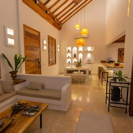 Casa Bali Castillo View Private Pool & Rooftop, Near Historic Center