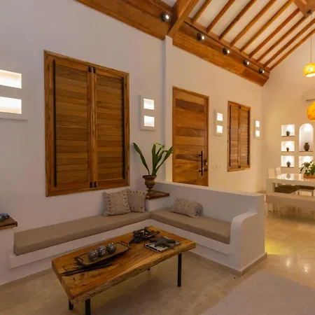 Casa Bali Castillo View Private Pool & Rooftop, Near Historic Center