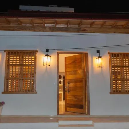 Casa Bali Castillo View Private Pool & Rooftop, Near Historic Center Holiday home