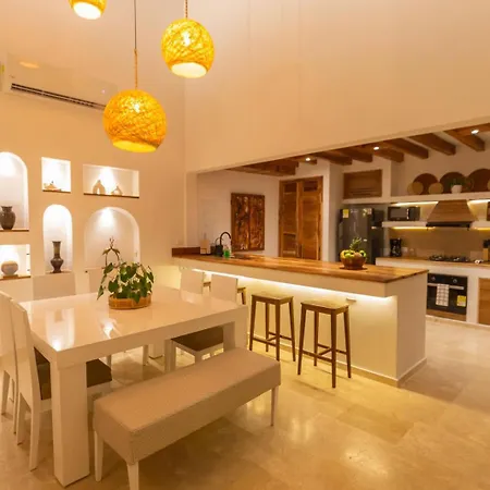 Casa Bali Castillo View Private Pool & Rooftop, Near Historic Center *