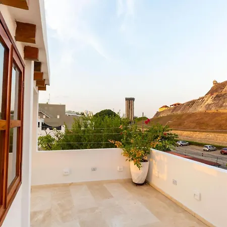 Casa Bali Castillo View Private Pool & Rooftop, Near Historic Center Cartagena