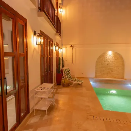 Casa Bali Castillo View Private Pool & Rooftop, Near Historic Center