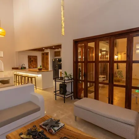 Casa Bali Castillo View Private Pool & Rooftop, Near Historic Center